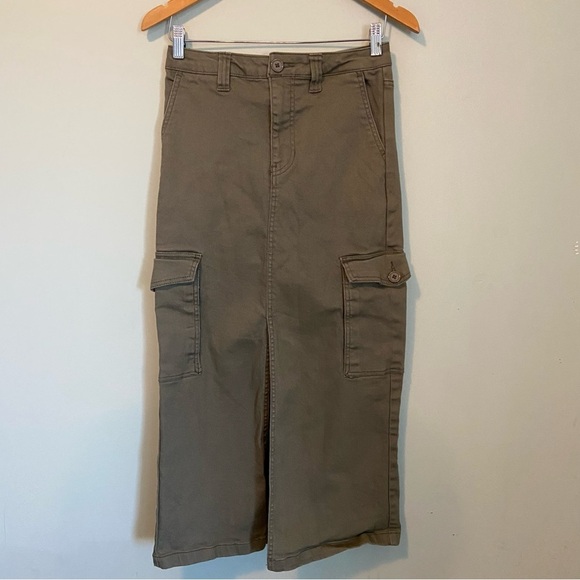BCBGeneration Green A-Line cargo skirt with slit in the front. - Picture 1 of 7